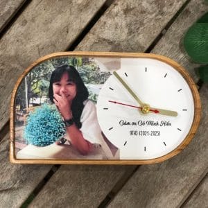 Đồng hồ gỗ để bàn in logo theo yêu cầu: Chạy kim, đế gỗ teak, vân canvas, hộp quà gói sẵn