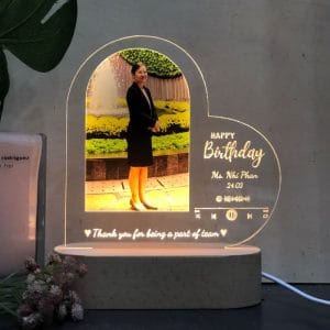 đèn led kỷ niệm chương đế gỗ teak sử dụng pin hoặc điện khắc laser logo và nội dung theo yêu cầu: mẫu trái tim